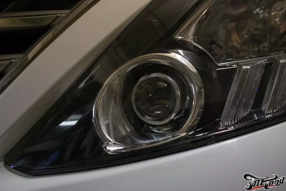 Toyota Alphard. Окрас масок фар в черный глянец.